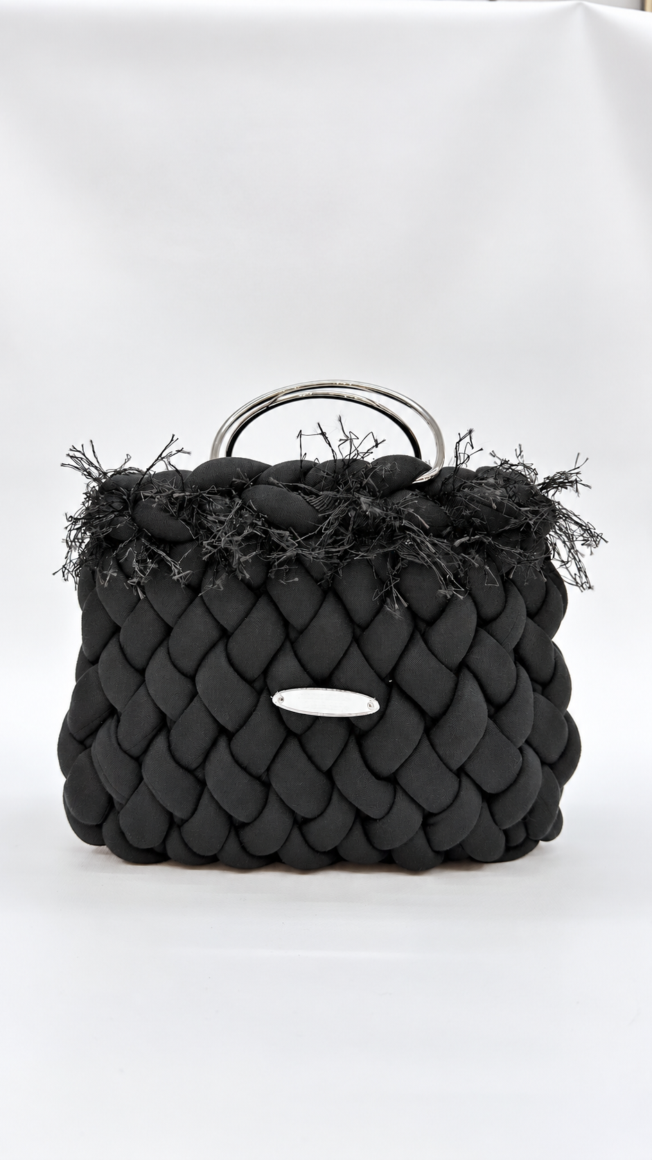 MINI BAG NERA CON FILI SFRANGIATI
