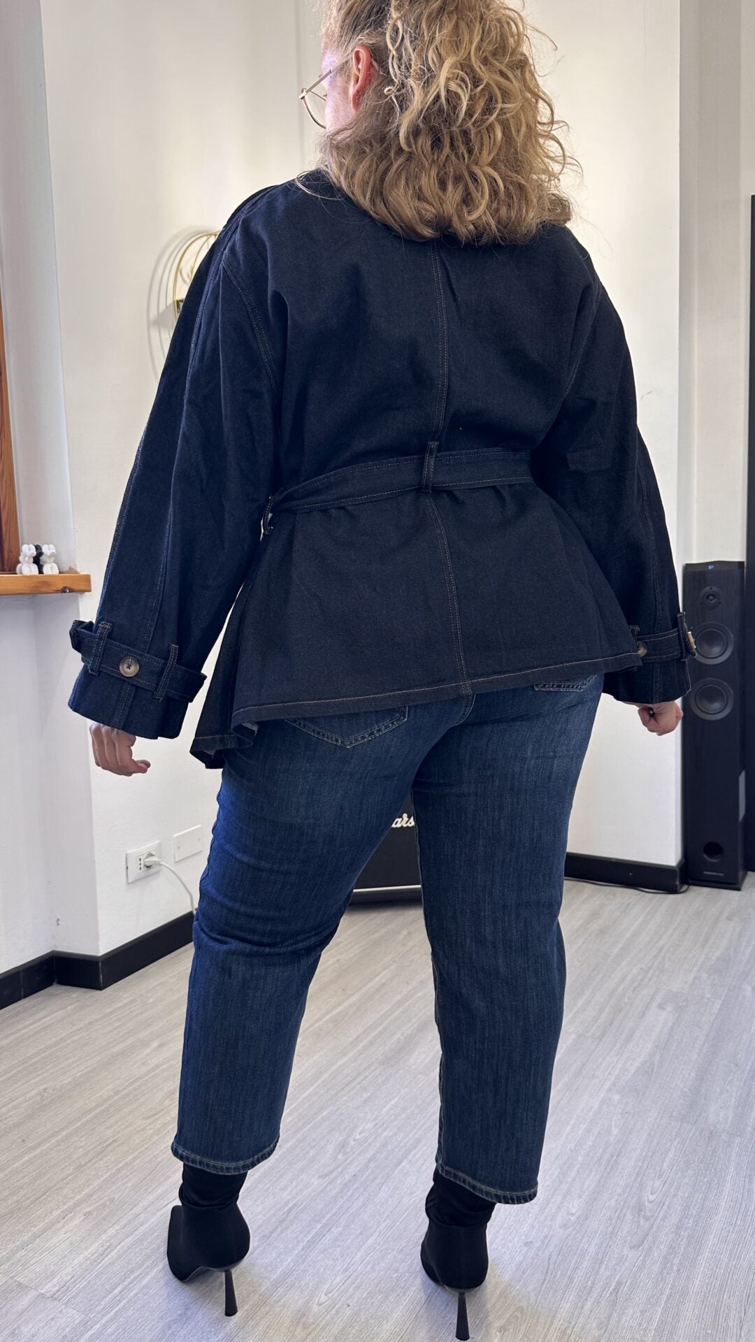 GIACCA IN JEANS SCURO CON CINTURA