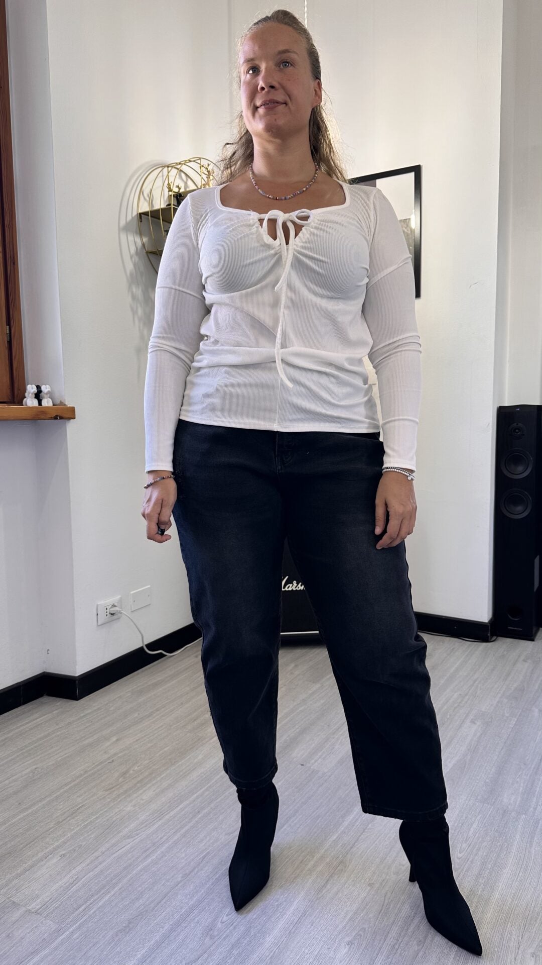 MAGLIETTA CON FIOCCO BIANCA