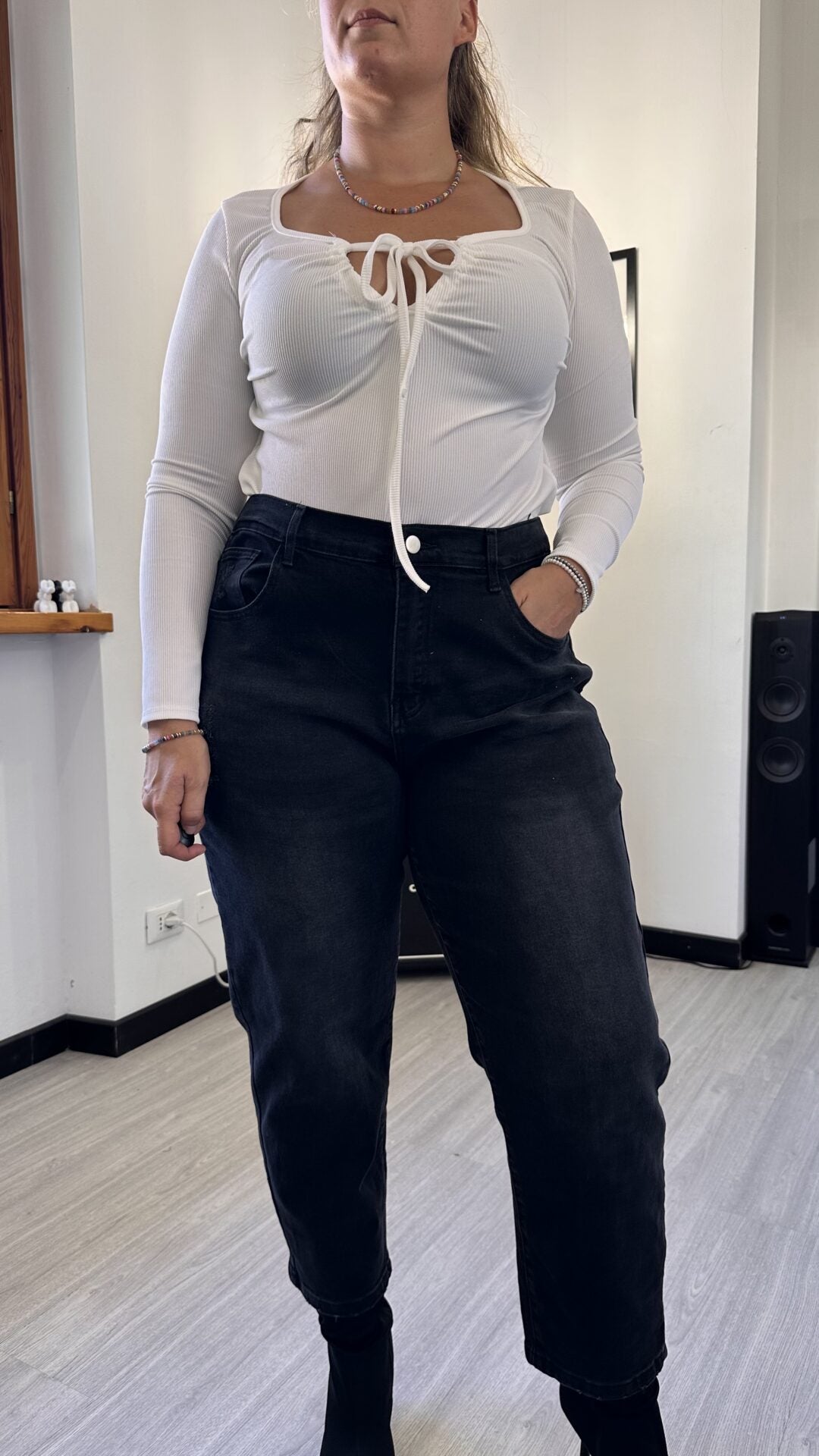 MAGLIETTA CON FIOCCO BIANCA