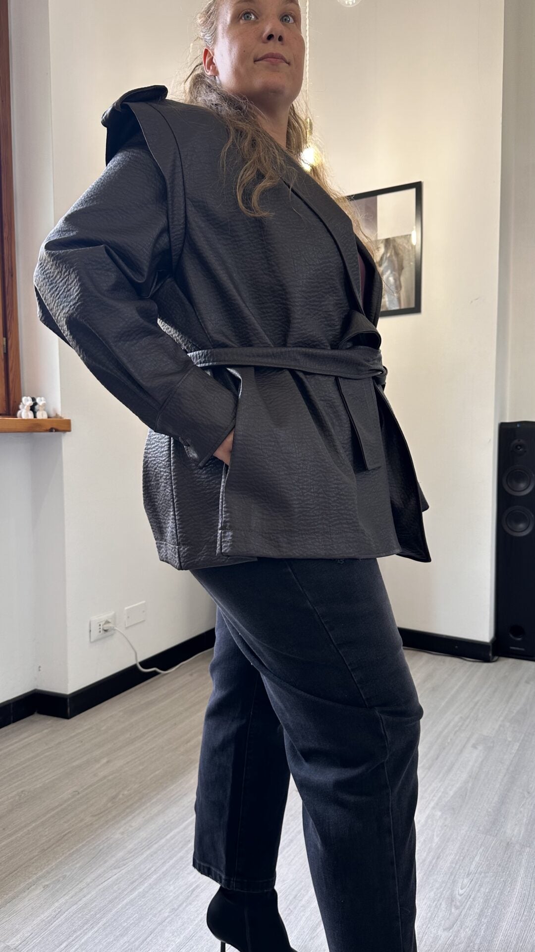 GIACCA IN ECOPELLE CON CINTURA MARRONE CURVY
