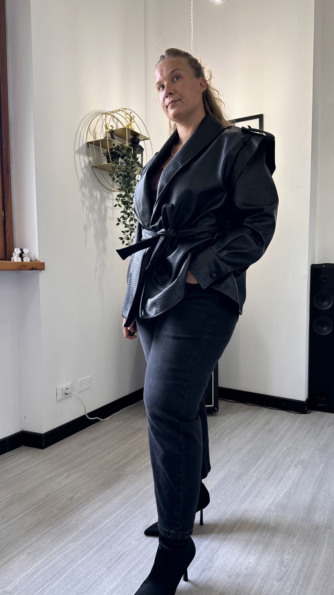 GIACCA IN ECOPELLE CON CINTURA NERA CURVY