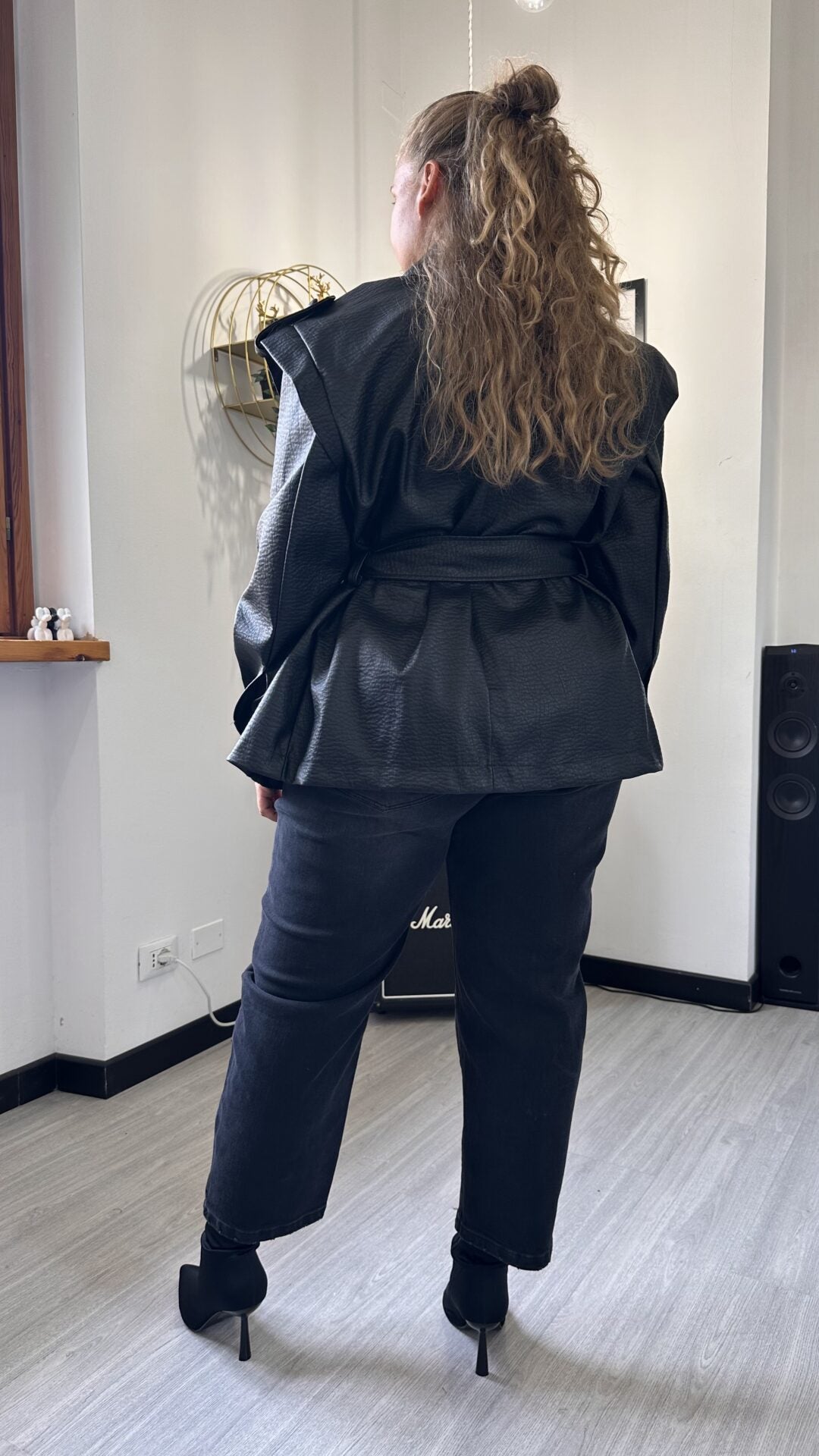 GIACCA IN ECOPELLE CON CINTURA NERA CURVY