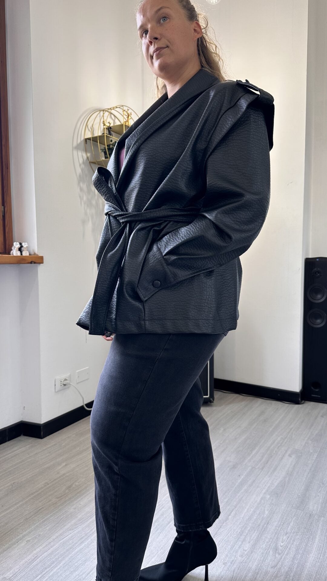 GIACCA IN ECOPELLE CON CINTURA NERA CURVY