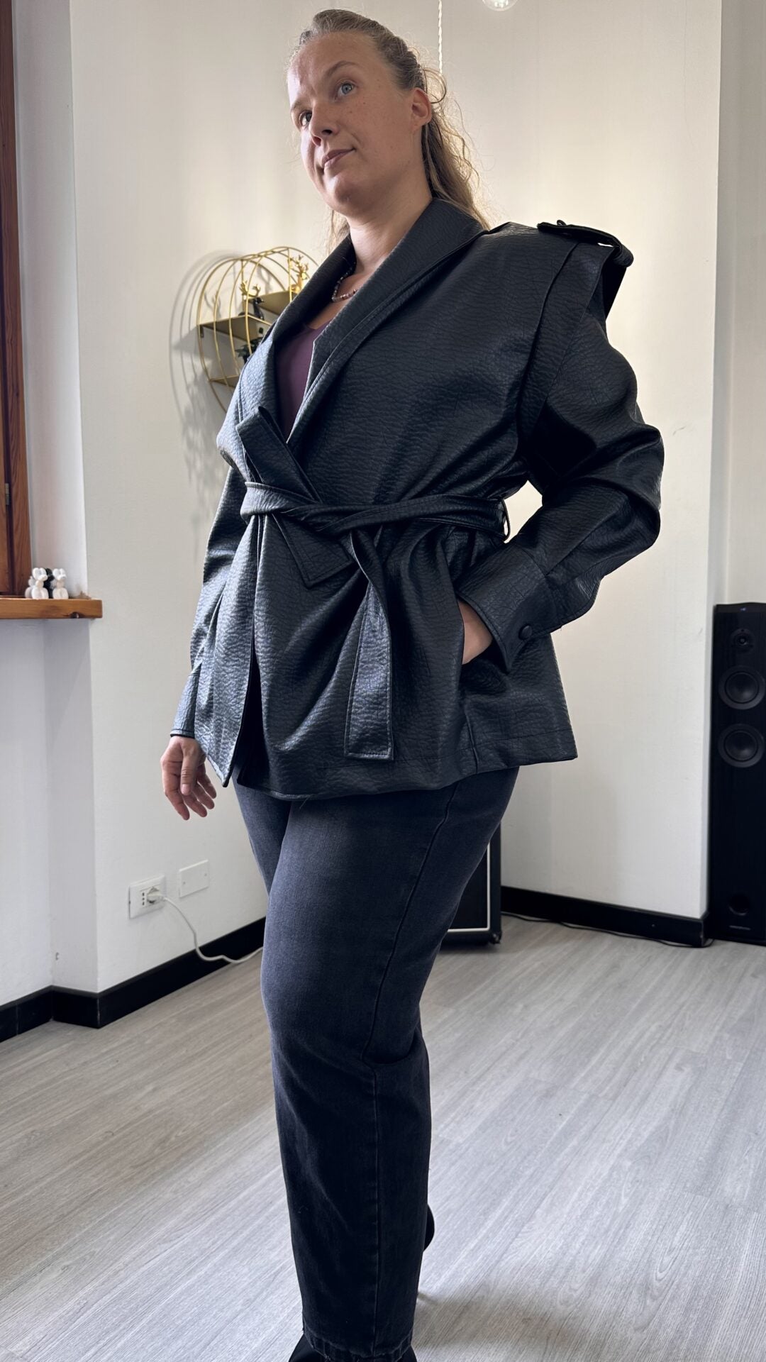 GIACCA IN ECOPELLE CON CINTURA NERA CURVY