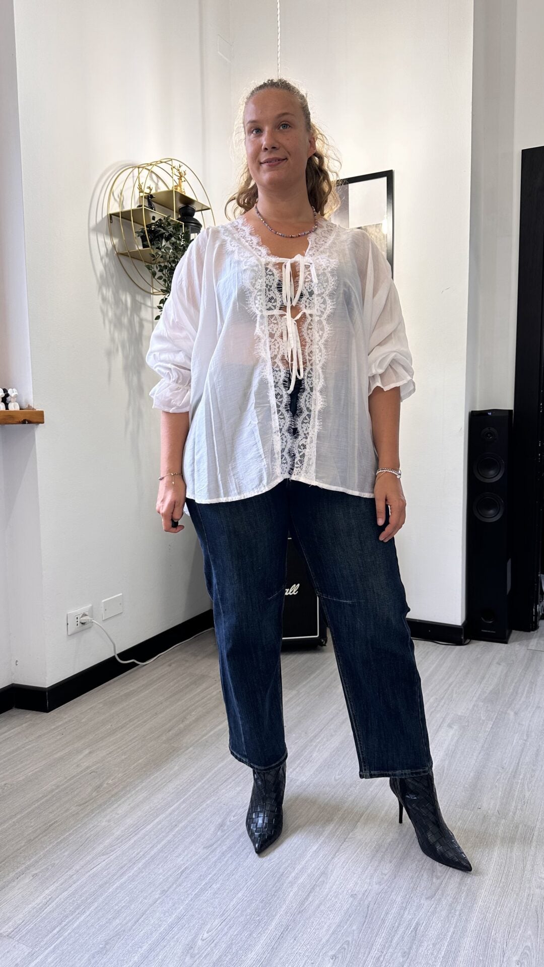 CAMICIA VELATA CON PIZZO E LACCETTI BIANCA