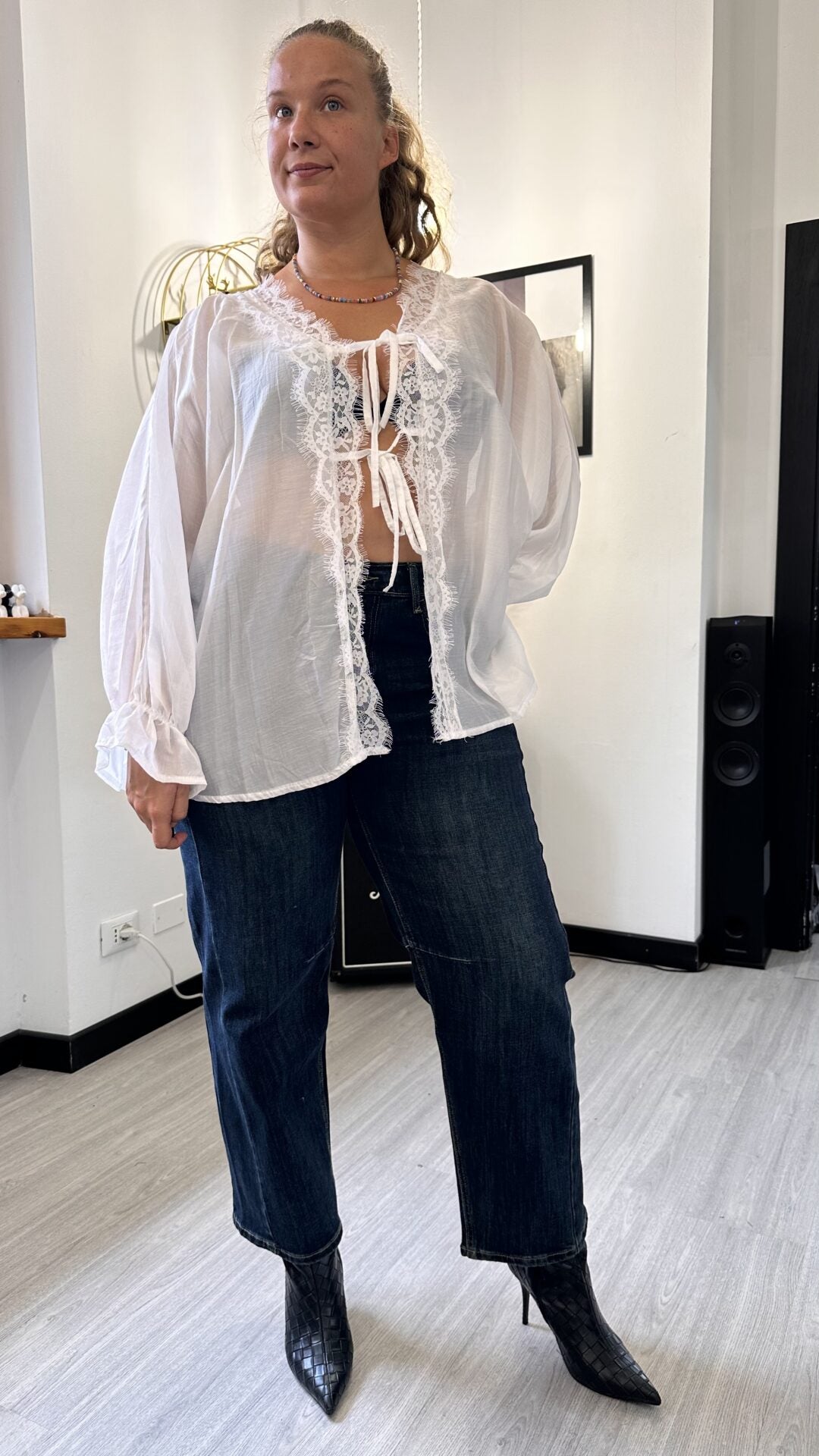 CAMICIA VELATA CON PIZZO E LACCETTI BIANCA