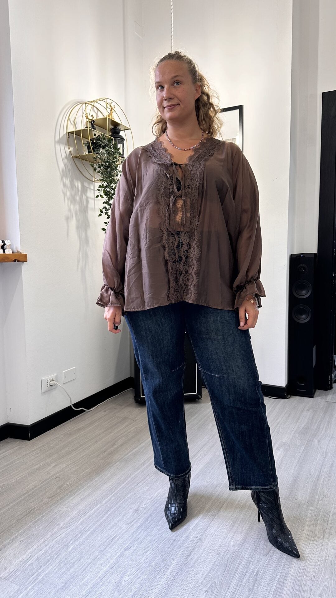 CAMICIA VELATA CON PIZZO E LACCETTI MARRONE
