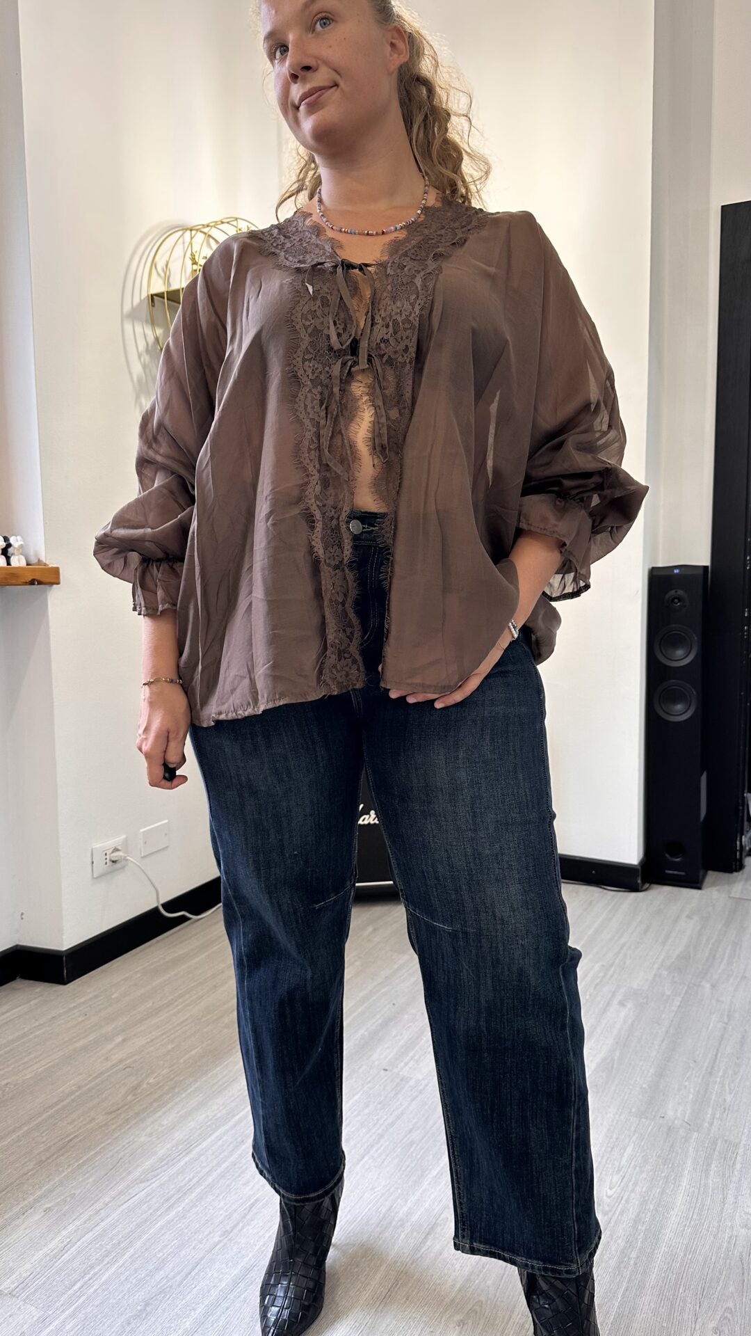CAMICIA VELATA CON PIZZO E LACCETTI MARRONE