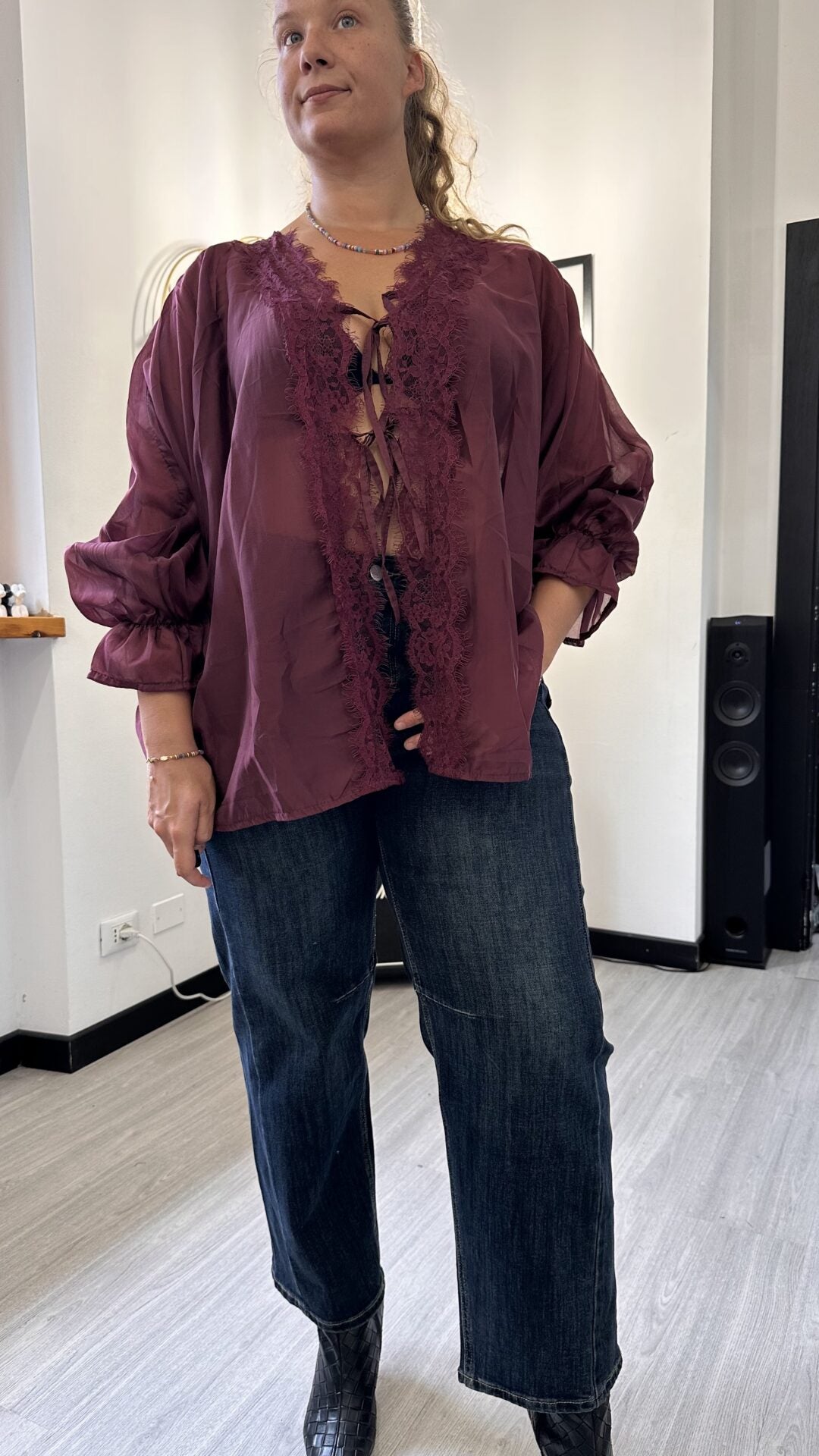 CAMICIA VELATA CON PIZZO E LACCETTI BORDEAUX