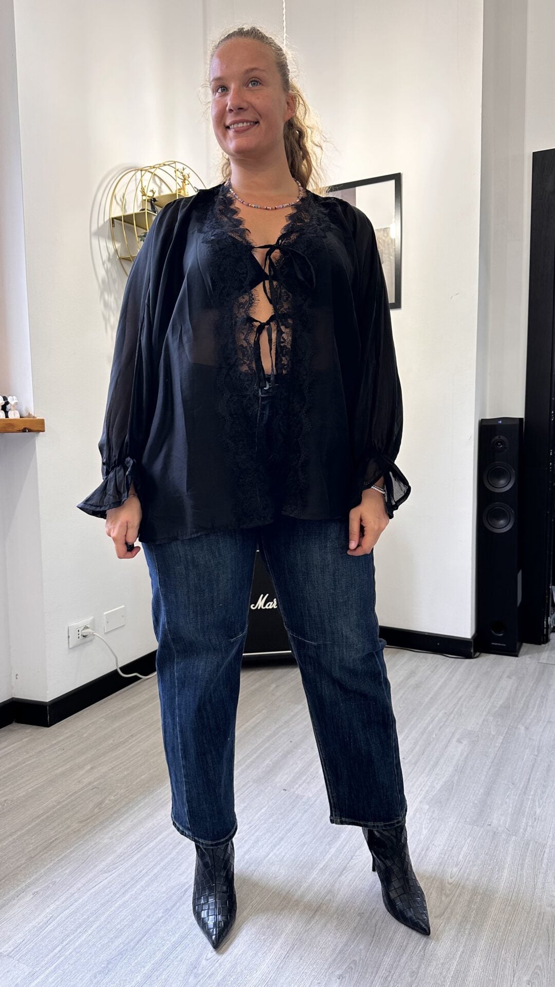 CAMICIA VELATA CON PIZZO E LACCETTI NERA