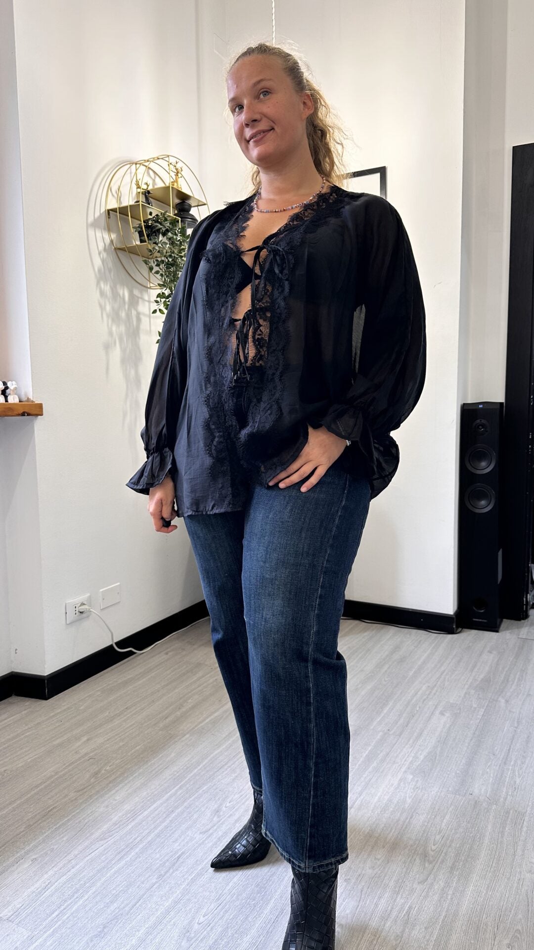 CAMICIA VELATA CON PIZZO E LACCETTI NERA