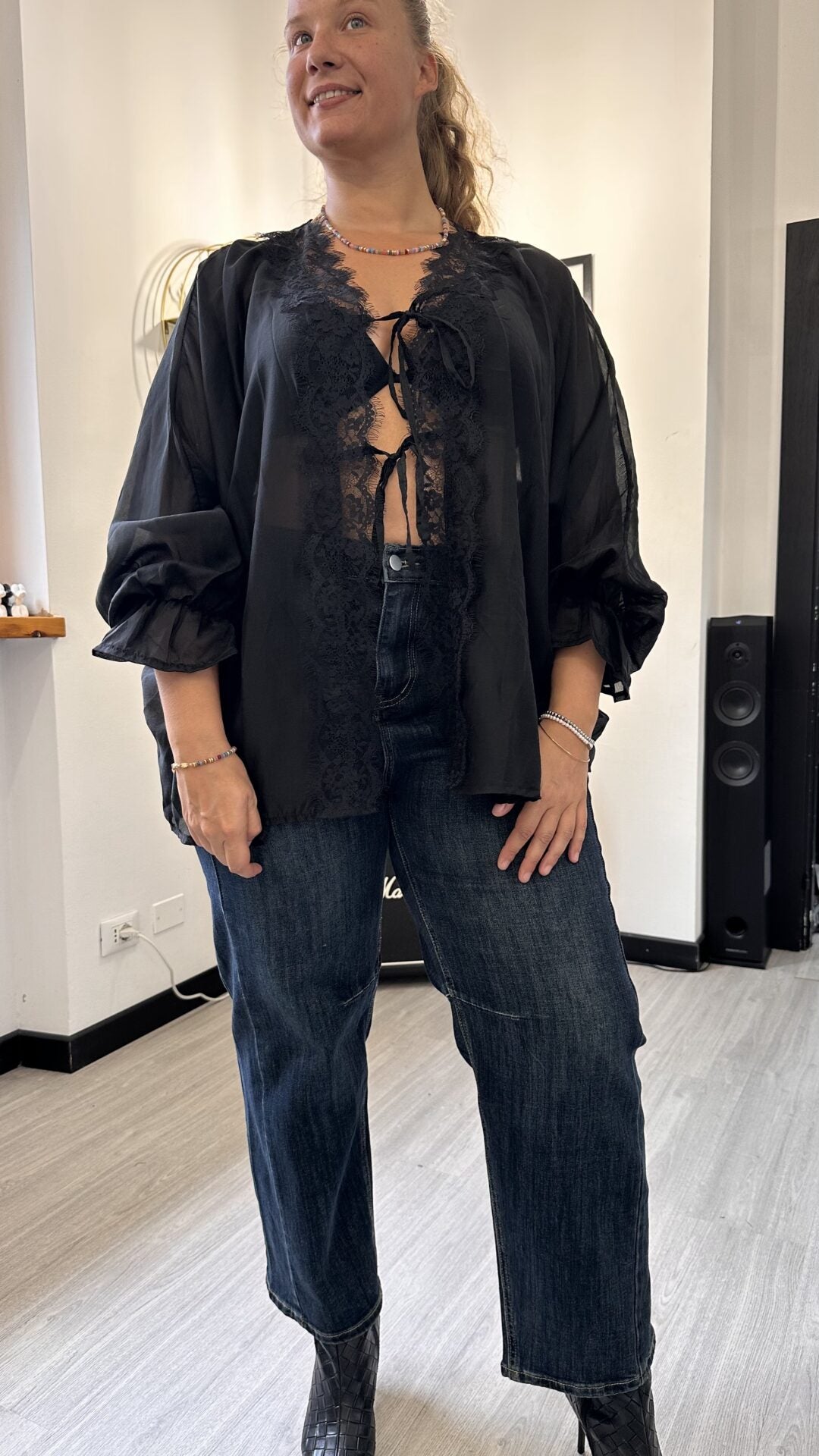 CAMICIA VELATA CON PIZZO E LACCETTI NERA
