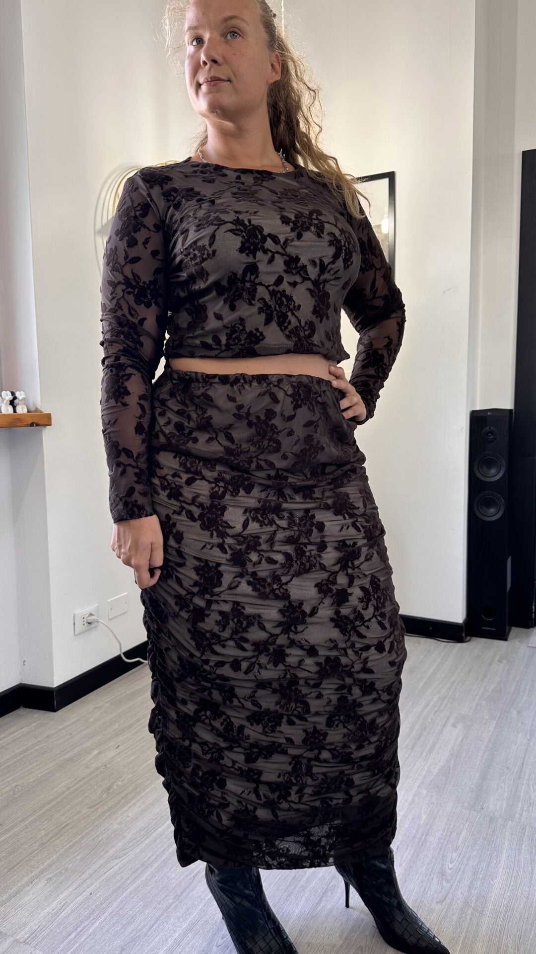 COORDINATO GLAM CON FIORI MARRONE