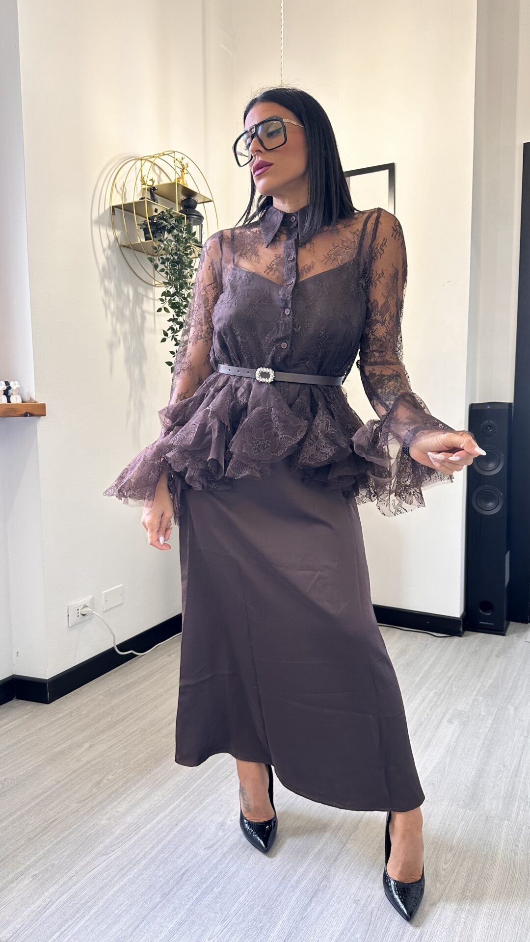 ABITO SIMIL RASO CON CAMICIA MARRONE