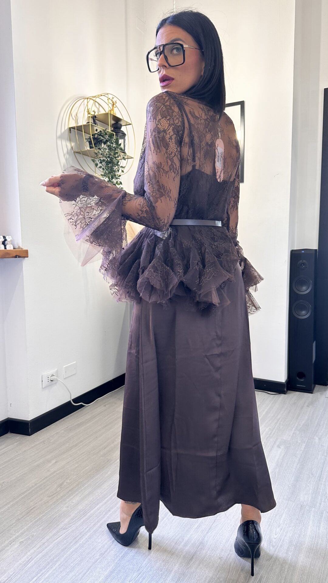 ABITO SIMIL RASO CON CAMICIA MARRONE
