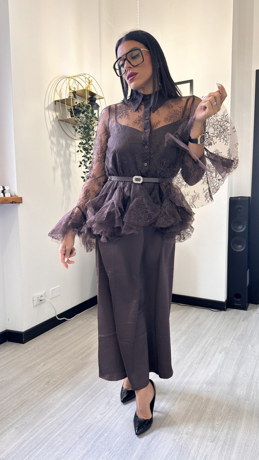 ABITO SIMIL RASO CON CAMICIA MARRONE