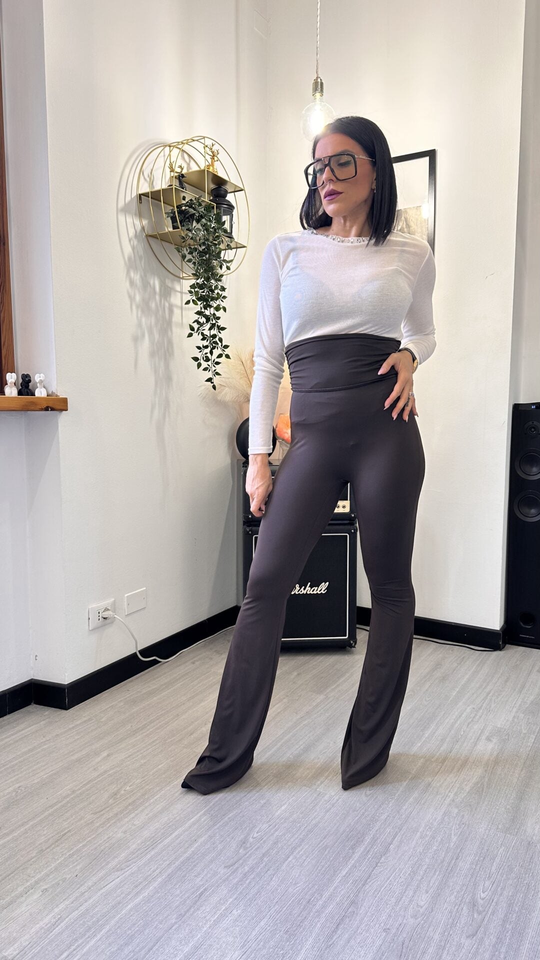 PANTALONE A ZAMPA CON RISVOLTO MARRONE