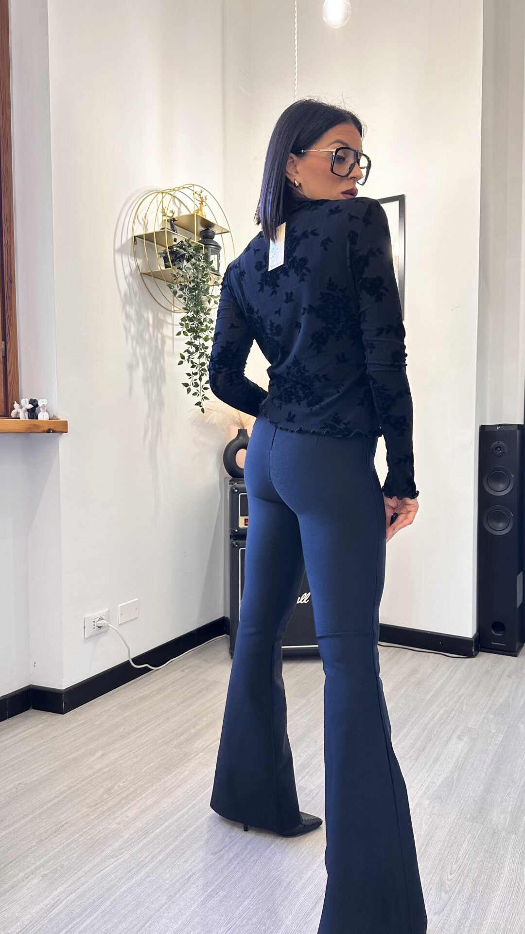 MAGLIETTA ASIMMETRICA CON FIORI NERA