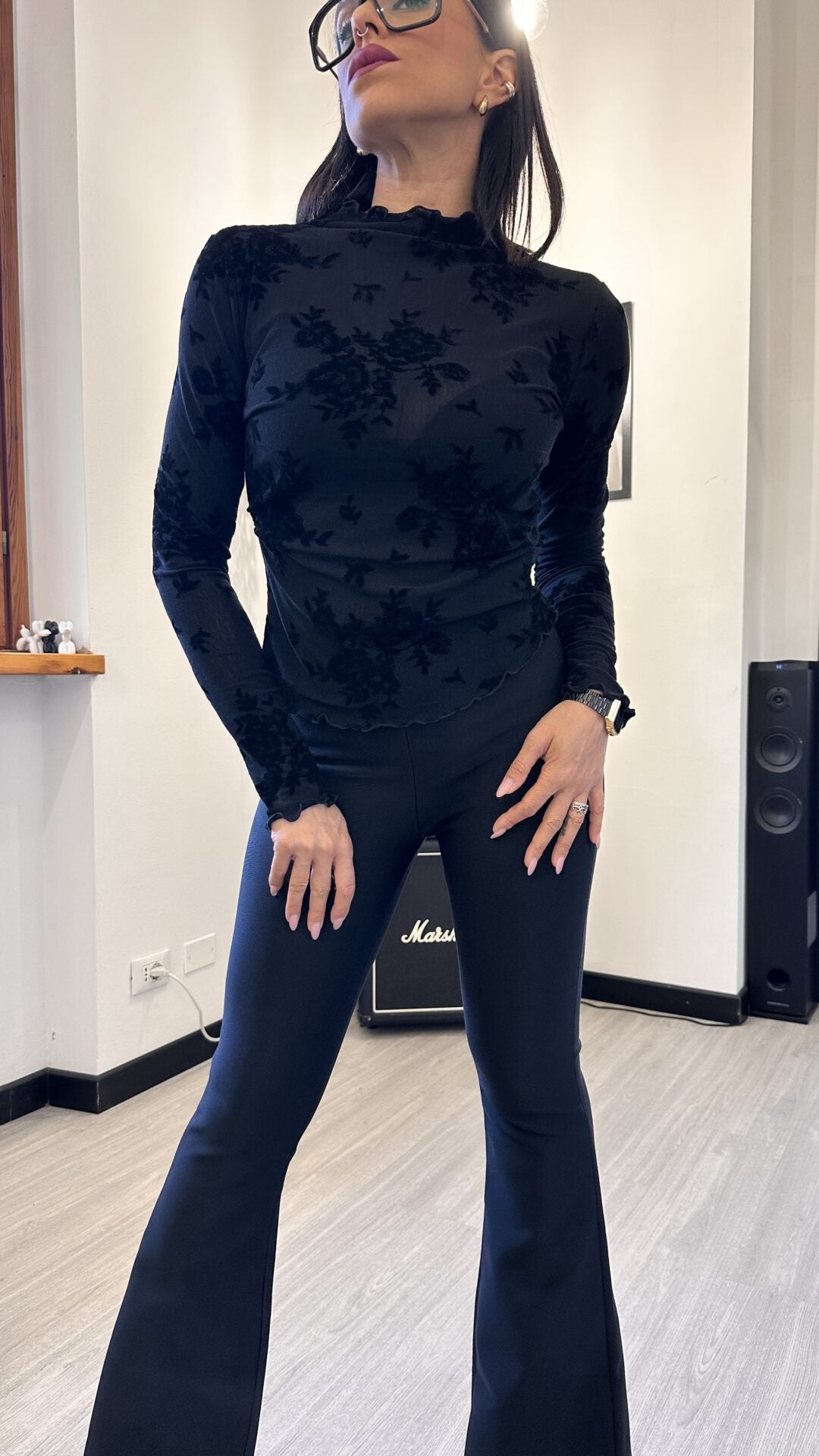 MAGLIETTA ASIMMETRICA CON FIORI NERA