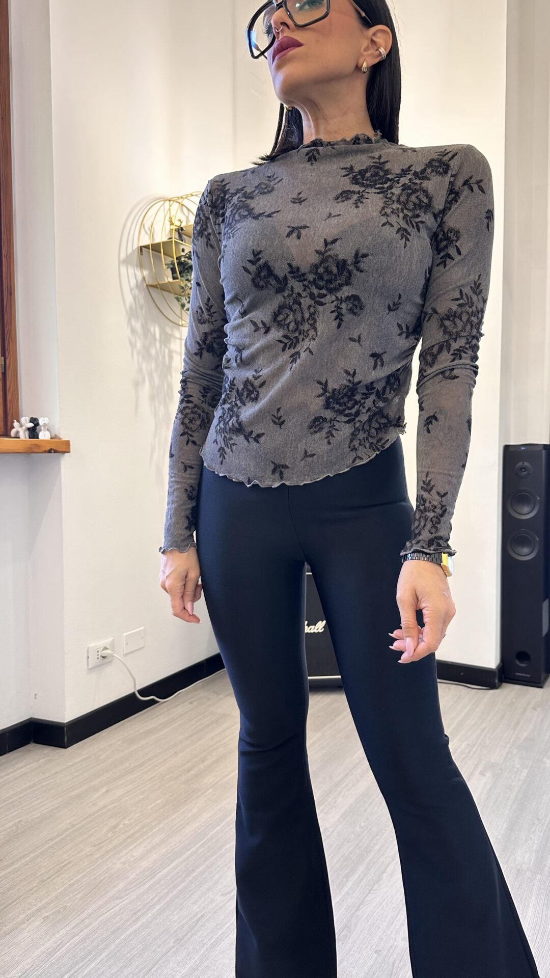 MAGLIETTA ASIMMETRICA CON FIORI TAUPE
