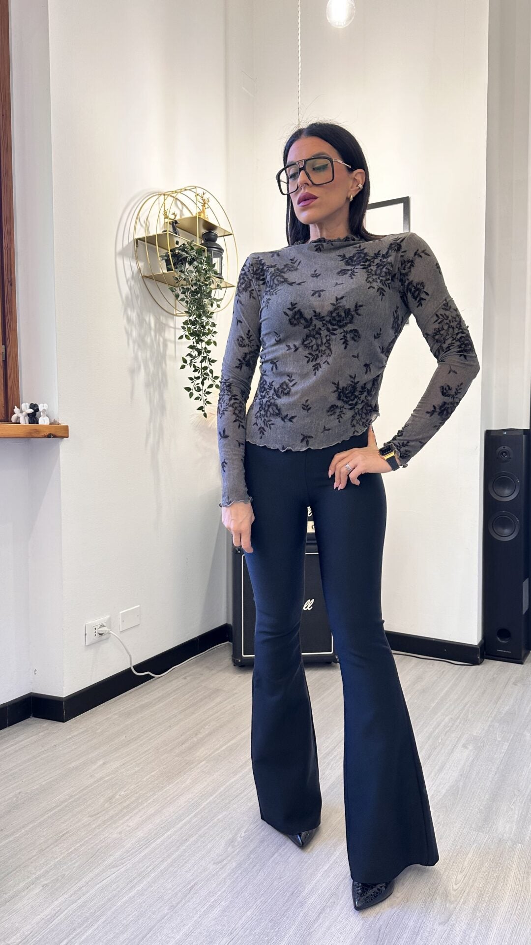MAGLIETTA ASIMMETRICA CON FIORI TAUPE