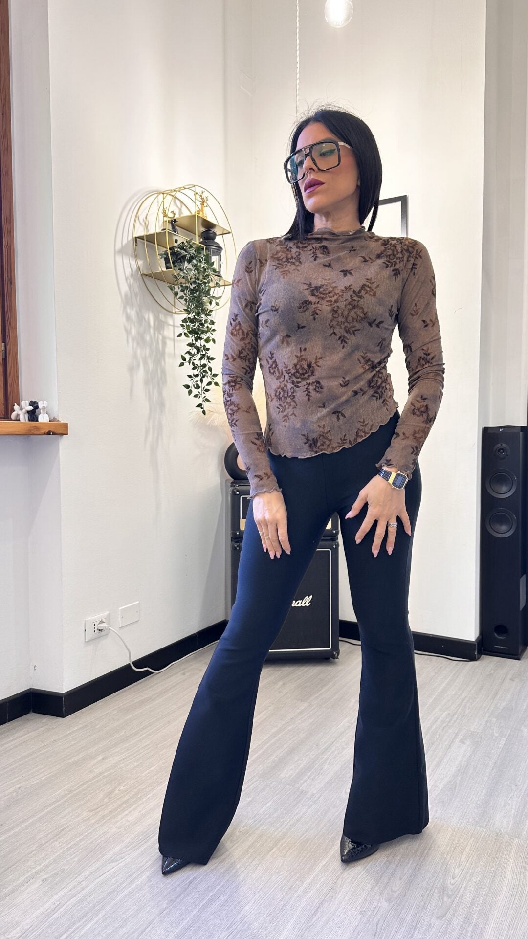 MAGLIETTA ASIMMETRICA CON FIORI MARRONE