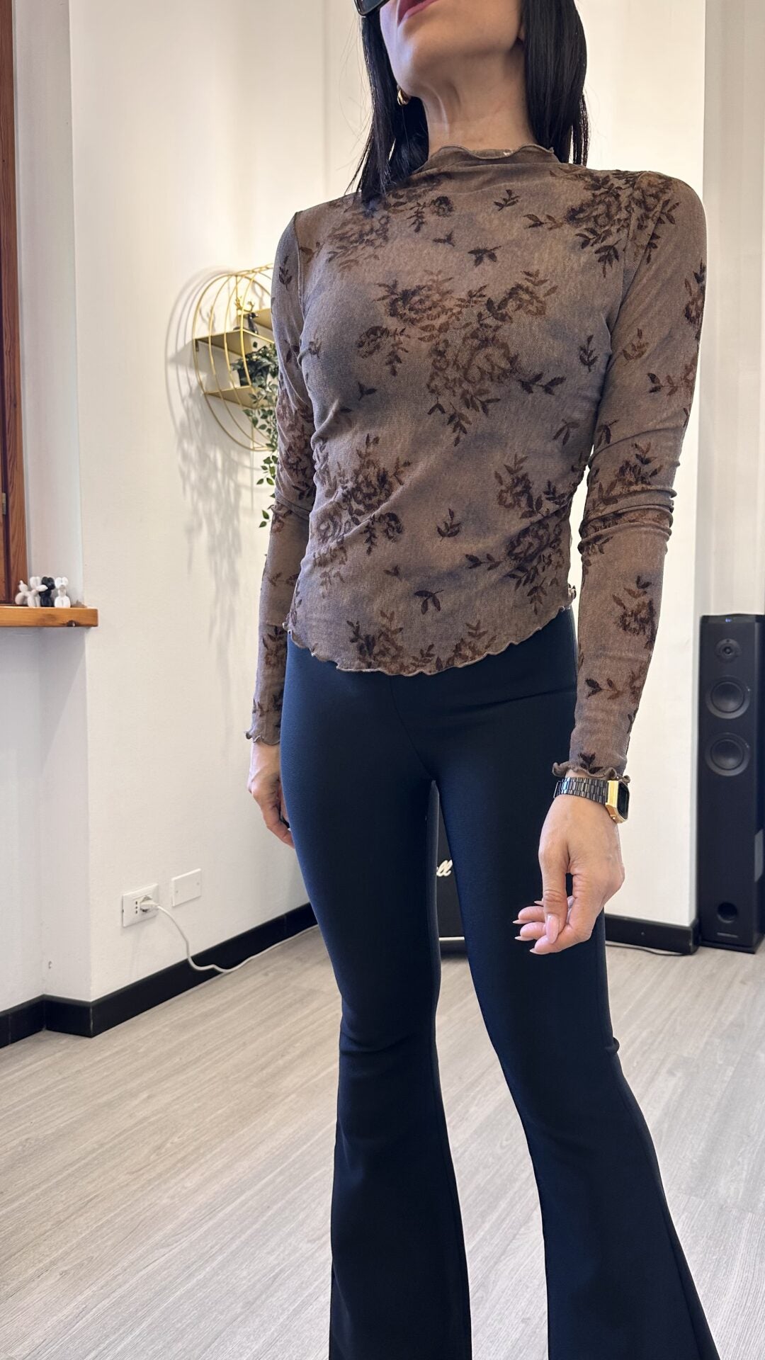 MAGLIETTA ASIMMETRICA CON FIORI MARRONE