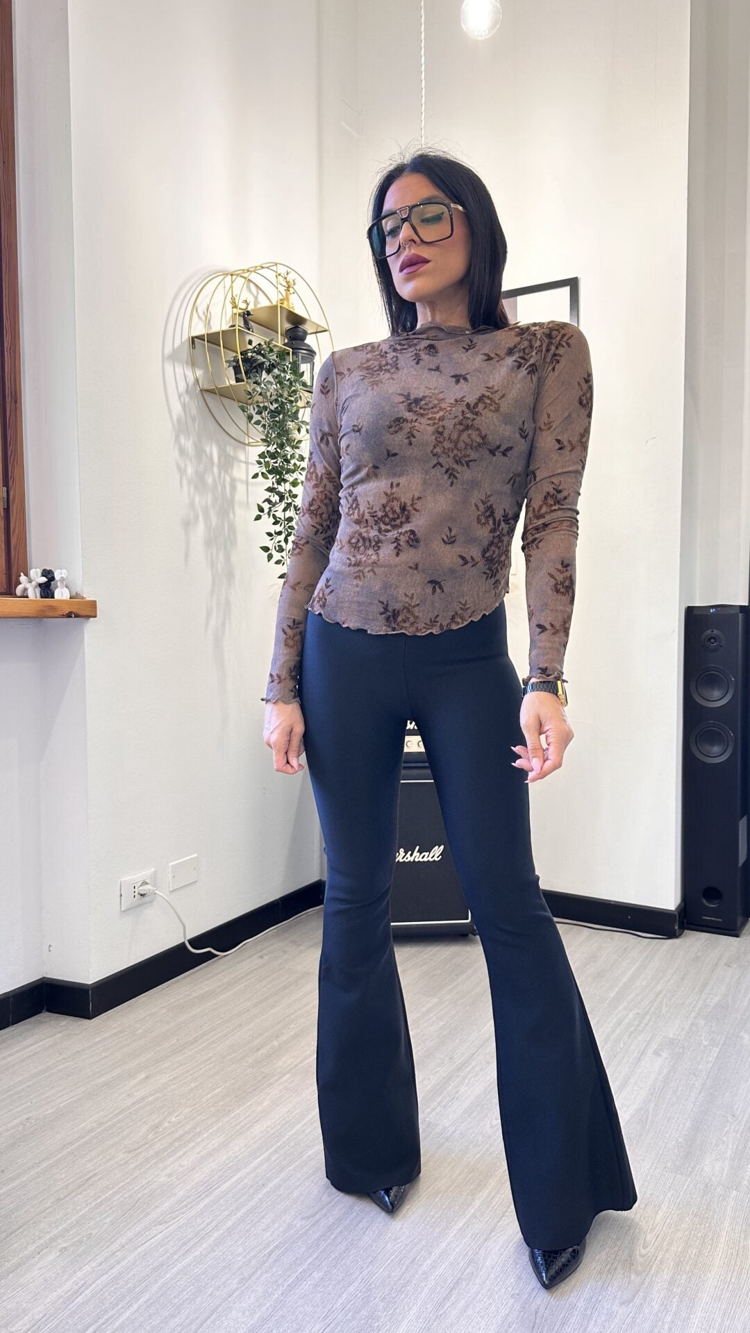 MAGLIETTA ASIMMETRICA CON FIORI MARRONE