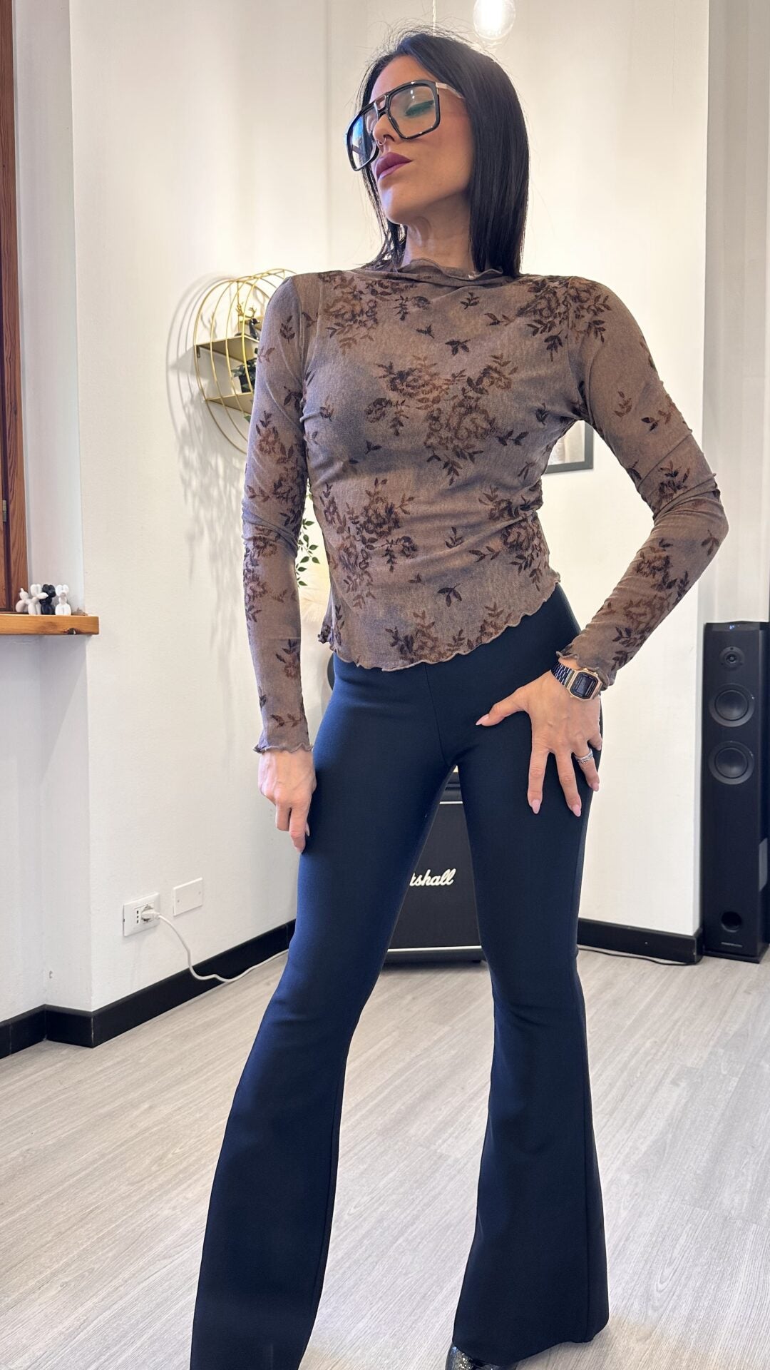 MAGLIETTA ASIMMETRICA CON FIORI MARRONE