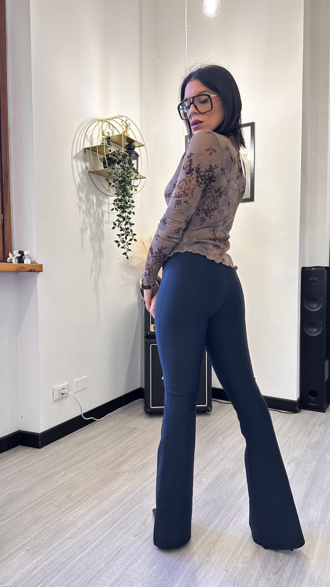 MAGLIETTA ASIMMETRICA CON FIORI MARRONE