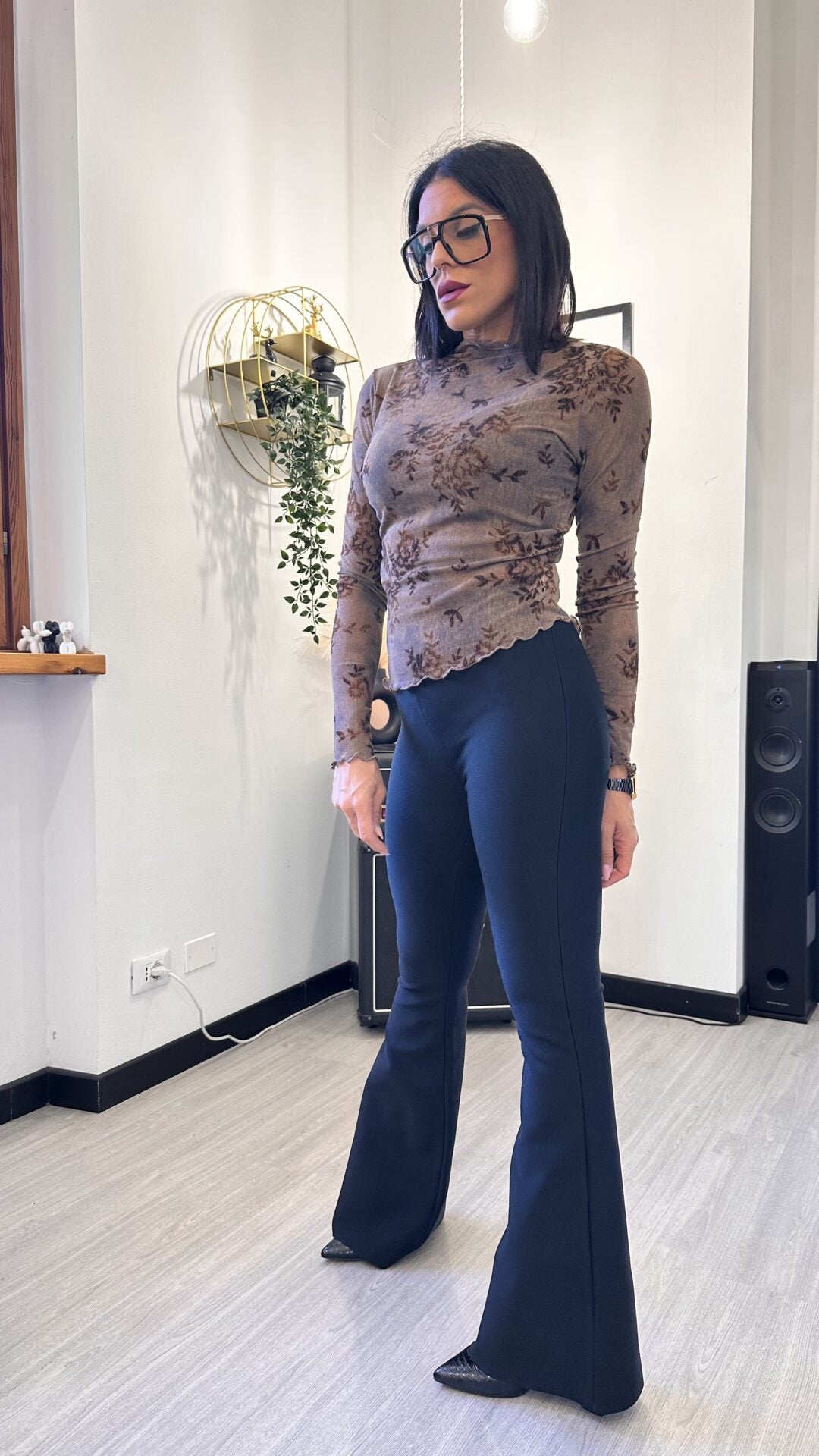 MAGLIETTA ASIMMETRICA CON FIORI MARRONE