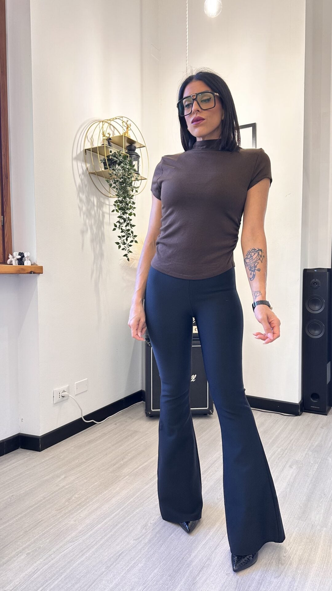 T-SHIRT CON ARRICCIO E COLLETTO MARRONE
