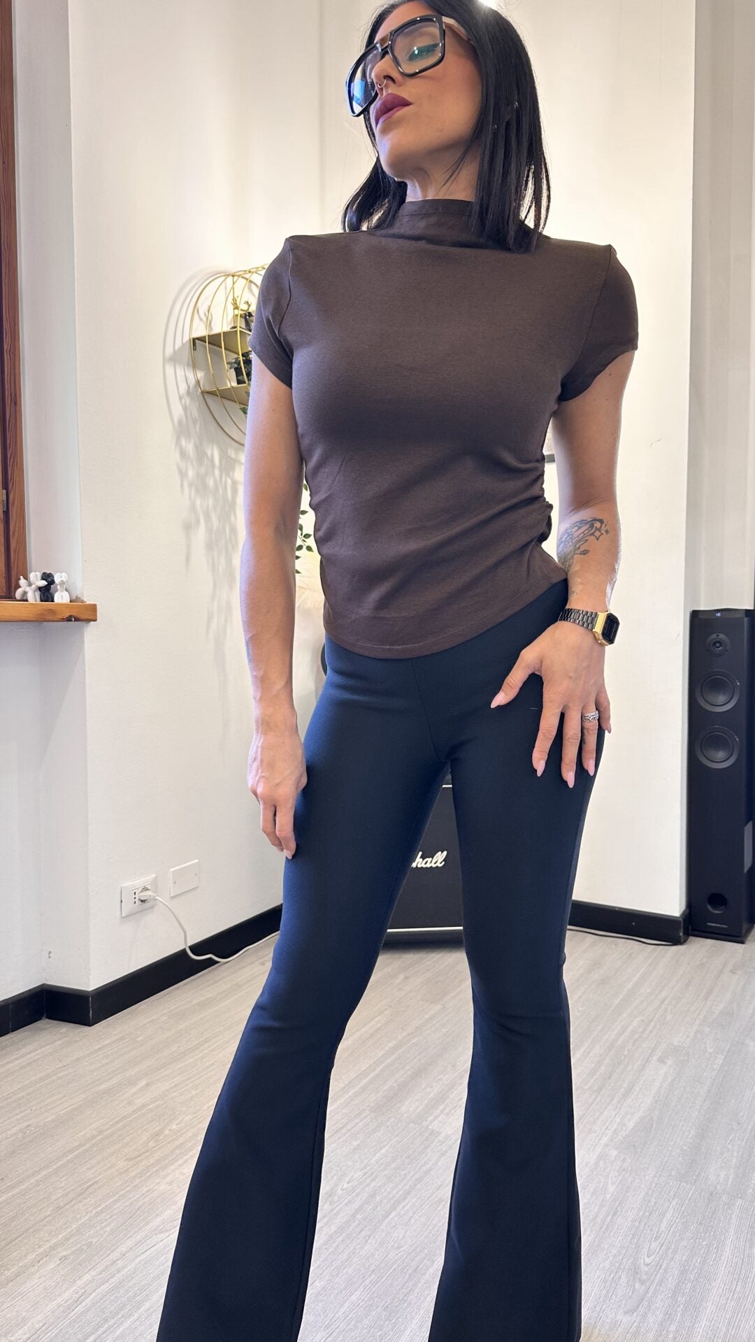 T-SHIRT CON ARRICCIO E COLLETTO MARRONE