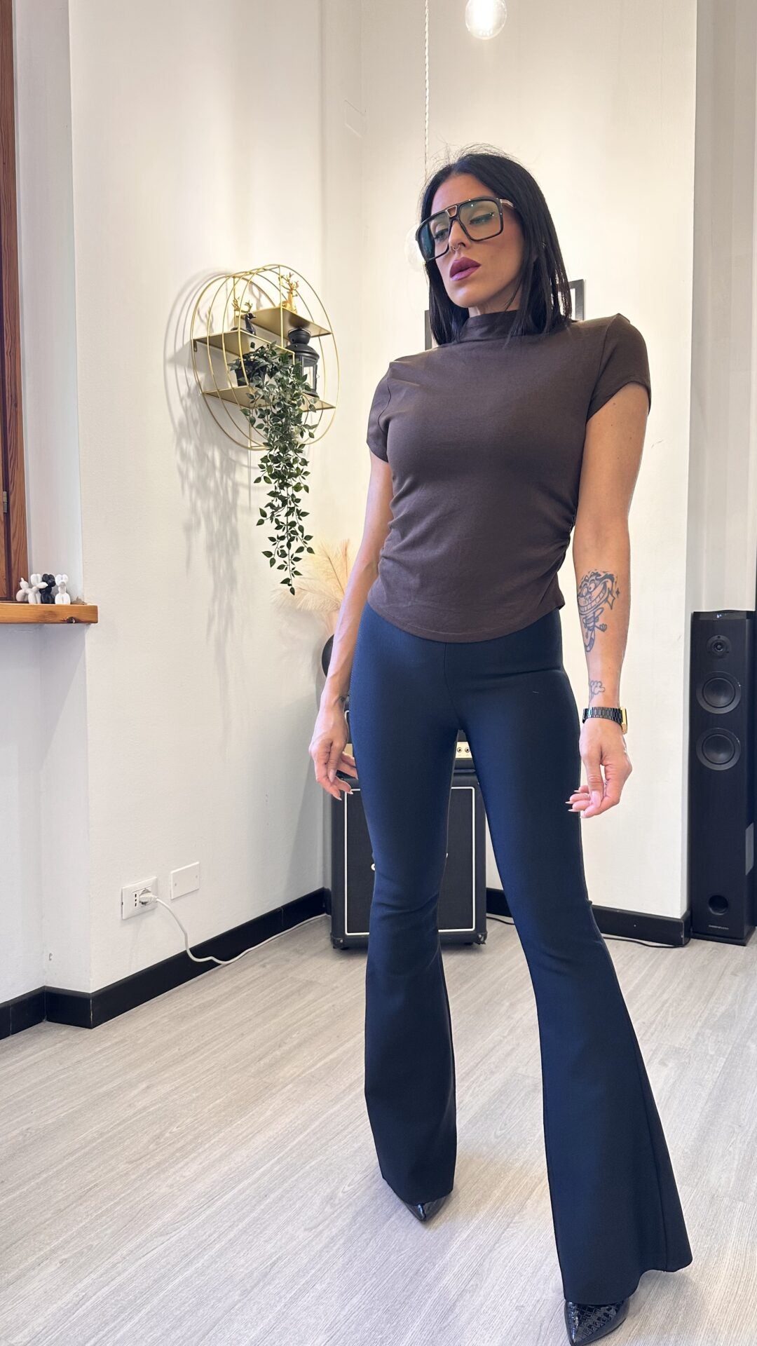 T-SHIRT CON ARRICCIO E COLLETTO MARRONE