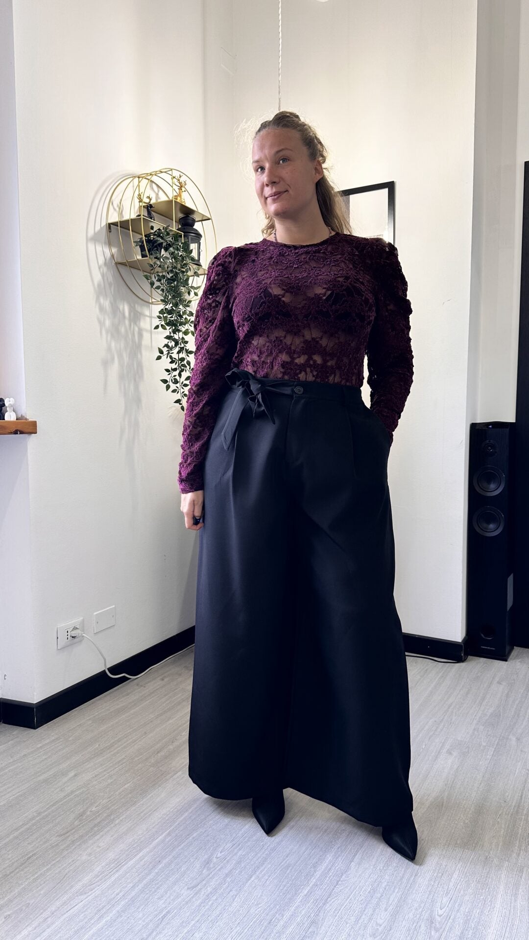 MAGLIETTA IN PIZZO CON SPALLINE BORDEAUX