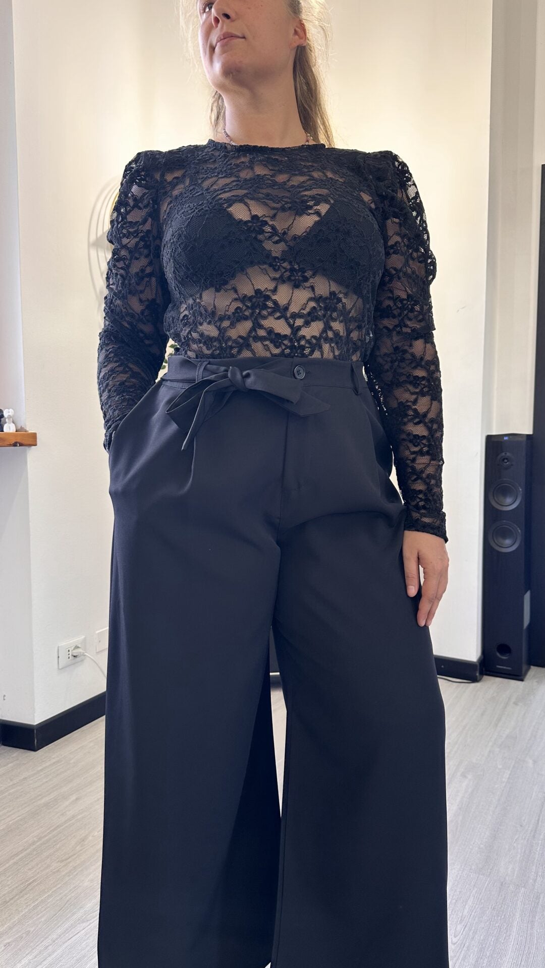 MAGLIETTA IN PIZZO CON SPALLINE NERA