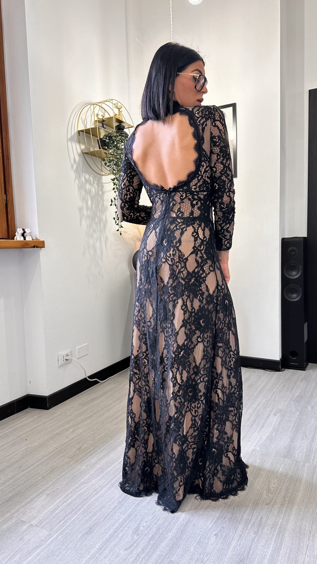 ABITO SILHOUETTE IN PIZZO NERO