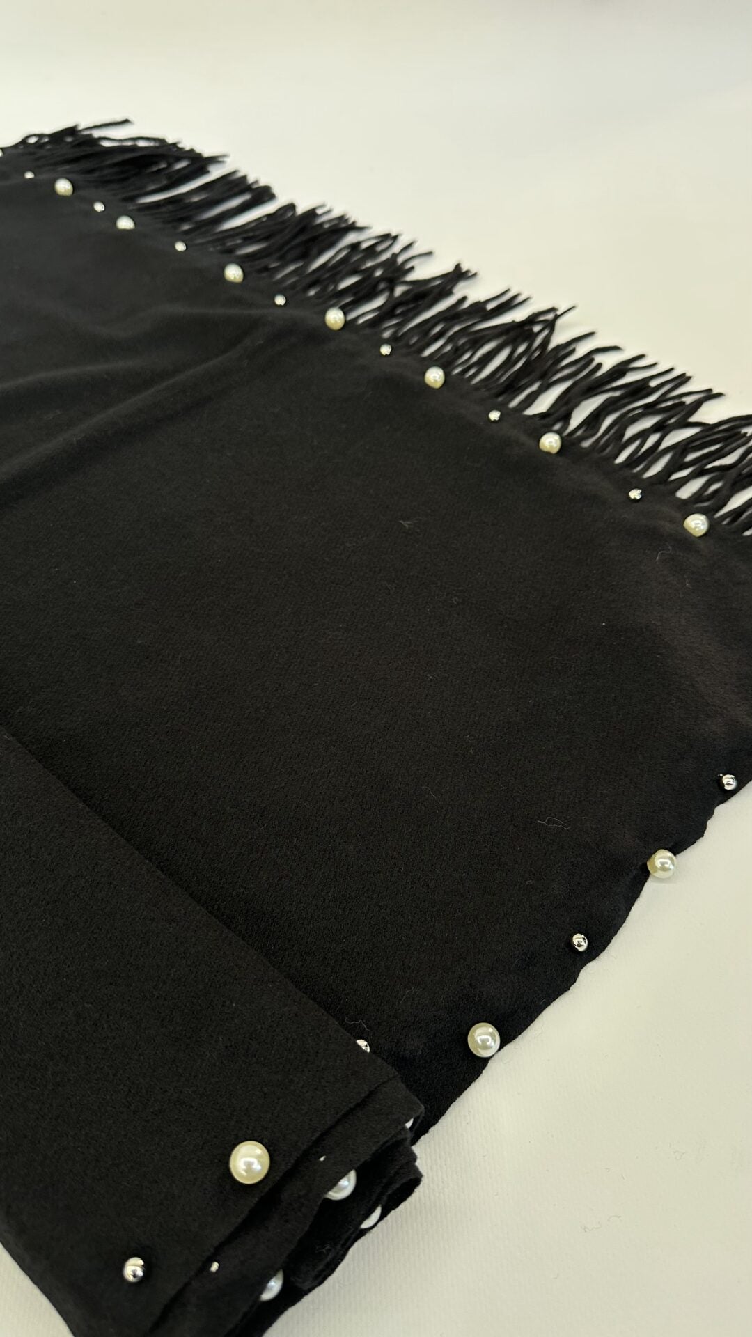 SCIARPA CON PERLE NERA
